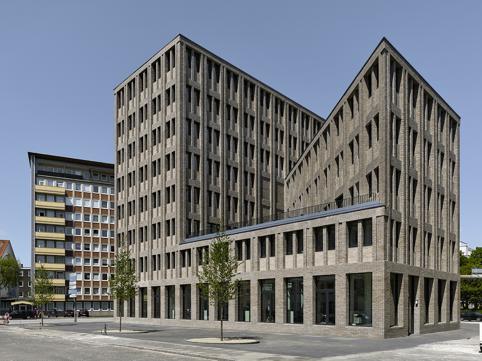 Gebäuderückansicht mit Staffelgeschossen und Dachterrasse