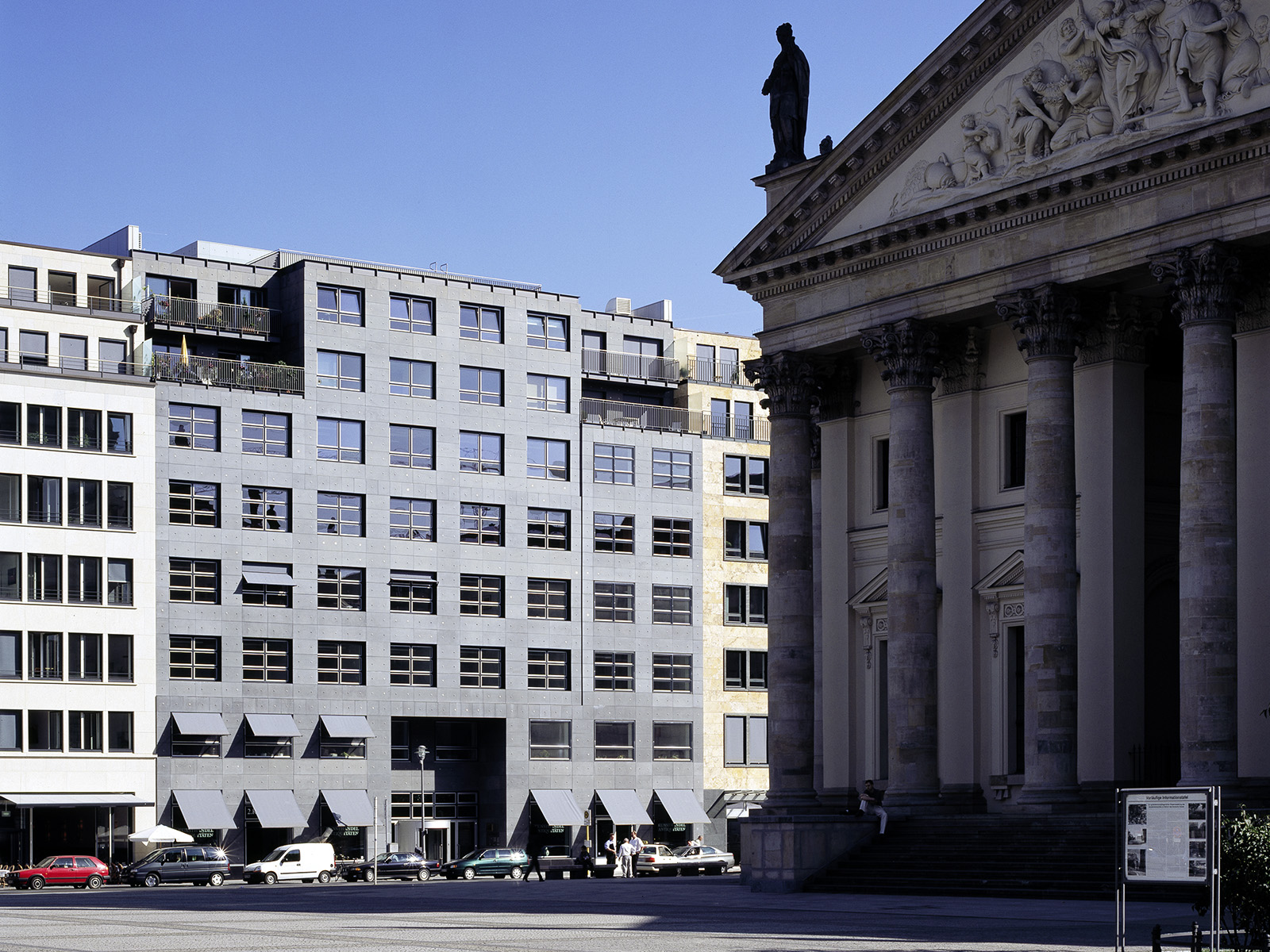 Blick über den Platz auf das Haus