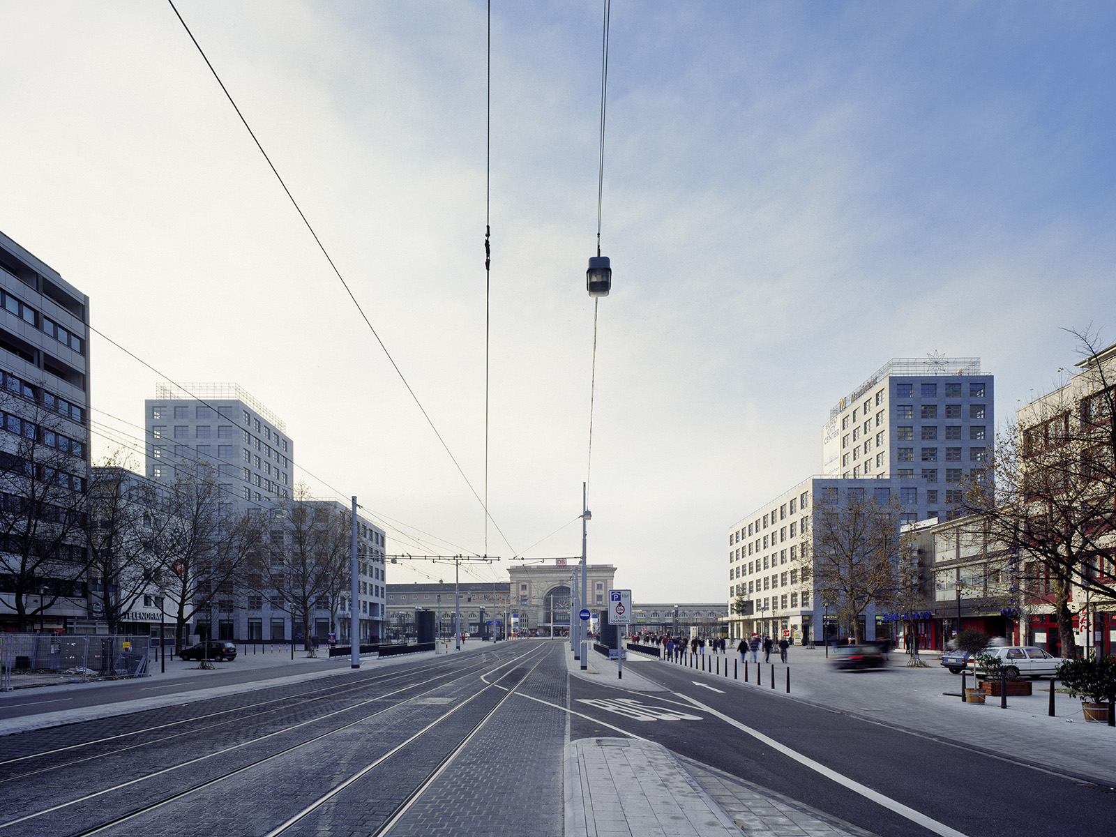 Blick auf den Bahnhof mit der  flankierenden Bebauung