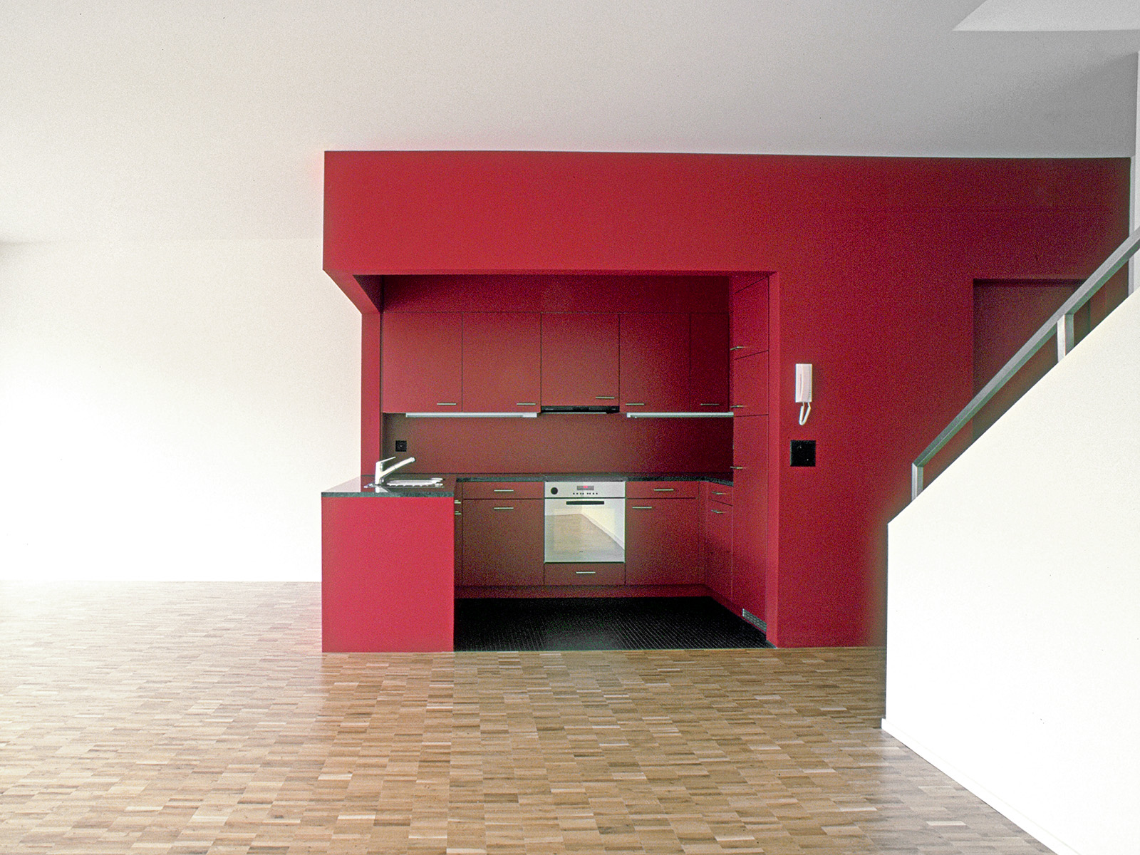 Innenraum mit rotem Küchenkubus