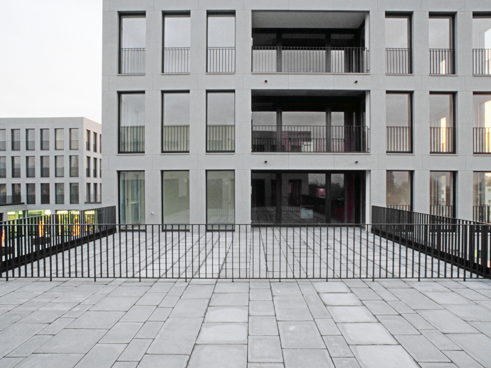 Außenansicht mit Terrasse und Loggien