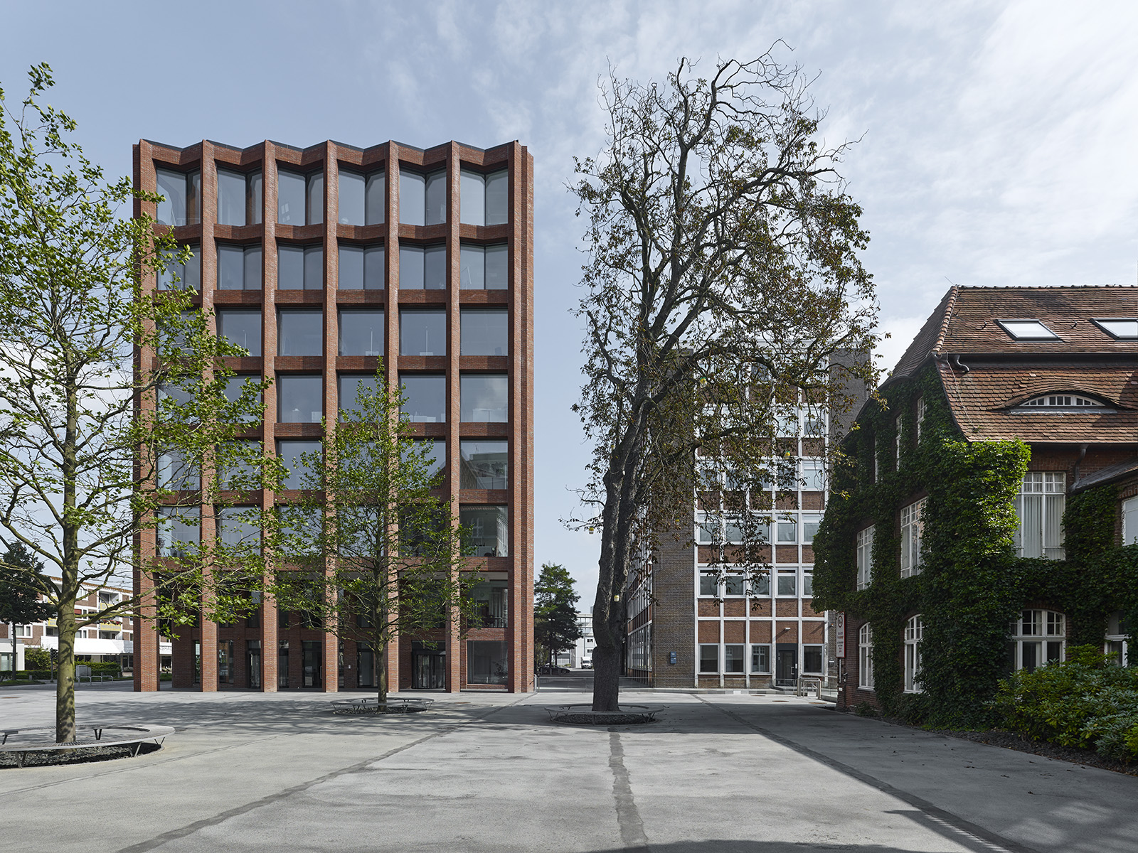 Blick über den neuen Platz vor dem Empfangsgebäude