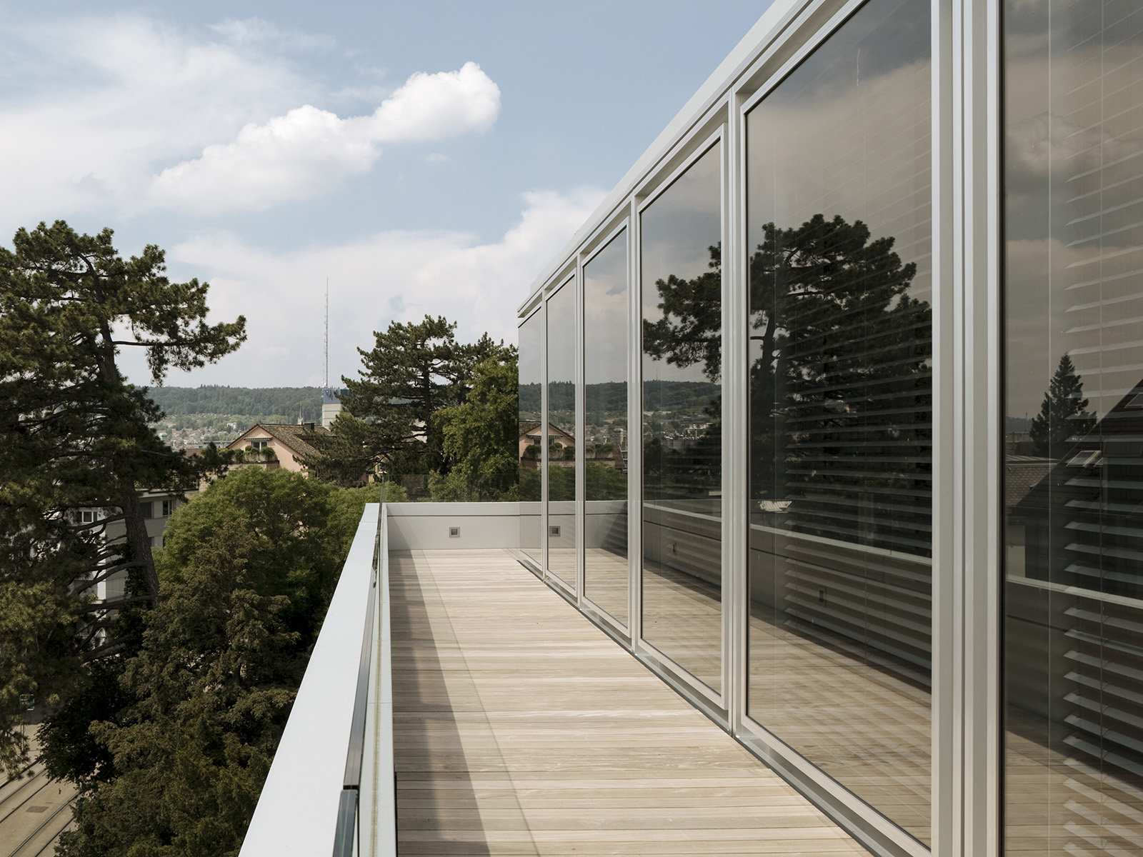 Umlaufender Balkon im obersten Stockwerk