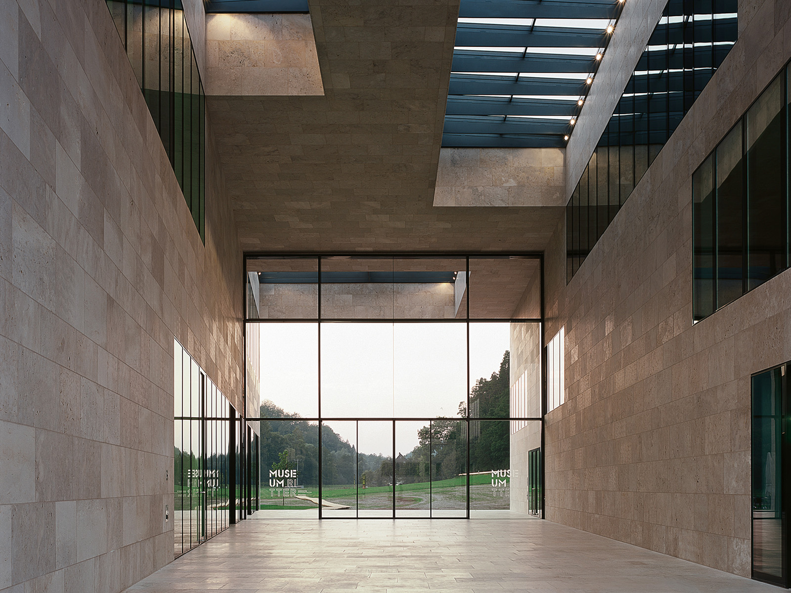 Zentrale Halle mit Blick in die Landschaft