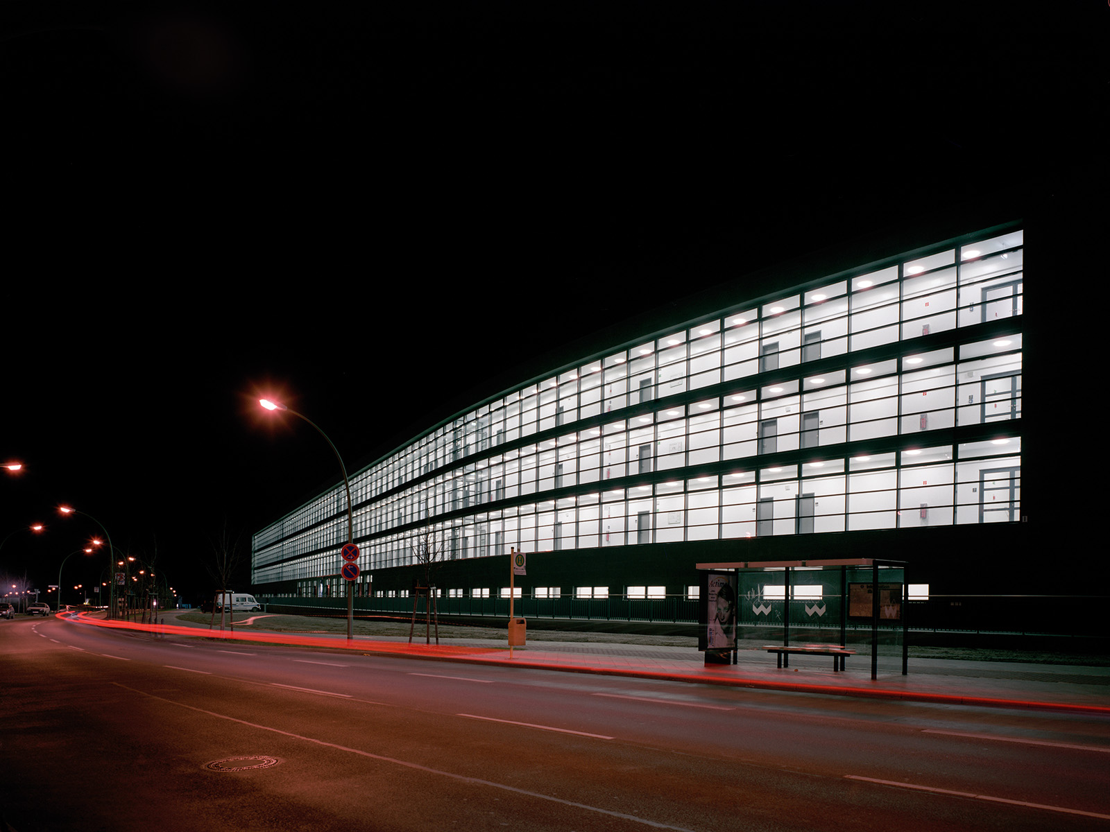 Illuminierte verglaste Fassade bei Nacht